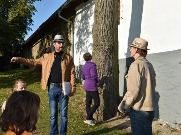 Všichni jsme prošli během dvou hodin část naší vesnice a poslechli si poutavé vyprávění k některým zajímavým místům, které nám zprostředkoval pan Pavel Fabiánek, vedoucí muzea Kořenec.